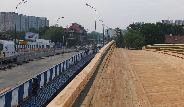 Wprawdzie nową kładkę  zaprojektowano dla pieszych i rowerzystów, ale tymczasowo będzie ona pełniła rolę mostu dla całego ruchu.
