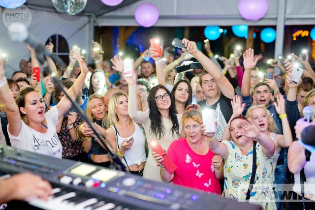 Kilka dni temu na Plaży w Borównie odbył się koncert zespołu Defis. Grupa disco polo znana z takich przebojów, jak "Niespotykany kolor" czy "Róże" porwała publiczność do tańca. Zobaczcie zdjęcia z koncertu zespołu Defis!