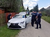 Pościg i obława w Kamieńczyku. 20-latek potrącił policjantów i staranował autem bramę. Z raną postrzałową próbował uciekać dalej