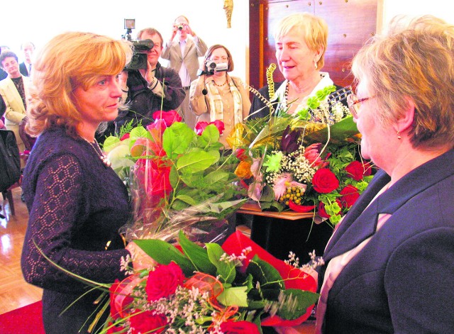 Natalia Piekarska-Poneta (w środku) i Barbara Nowakowska-Galas podczas odbierania tytułu Honorowego Obywatelstwa Katowic w 2004 r. - Mama mi zawsze mi mówiła, że kiedyś zostanę zrehabilitowana - mówiła wówczas pani Natalia