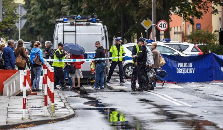 Ciężarówka-betoniarka śmiertelnie potrąciła kobietę....