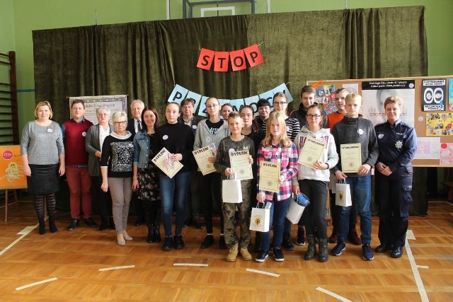 Obchody Międzynarodowego Dnia Zapobiegania Przemocy Wobec Dzieci oraz Międzynarodowego Dnia Praw Dziecka zorganizowano w Szkole Podstawowej nr 11 w Inowrocławiu przy współpracy Komendy Powiatowej Policji w Inowrocławiu i Ośrodka Interwencji Kryzysowej przy PCPR w Inowrocławiu. W "Jedenastce" odbył się specjalny apel. Jego celem było podniesienie świadomości o prawidłowych postawach w sytuacji zagrożenia (przemocy). Uczniowie szkoły zaprezentowali wybrane utwory opublikowane w broszurce pt. „Problemy współczesnej rodziny”, wydanej z okazji organizacji powiatowej konferencji o tym samym tytule. Apel odbył się w scenerii plakatów i prac plastycznych przygotowanych przez uczniów szkoły w ramach konkursu pn. „Stop przemocy wobec dzieci!”. Nagrody dla uczniów ufundowała Rada Rodziców przy SP nr 11 w Inowrocławiu i Powiat Inowrocławski. Miejsce I za pracę grupową zajęły: Marta Torbicz, Adrianna Karasińska i Nina Jankowska z VIIIc. Miejsce II wywalczyły Nadia Grykałowska i Alicja Lewandowska z VId oraz za indywidualna pracę Wiktor Żurawiński z VIe. Miejsce III przyznano Wiktorii Maciejewskiej z VIc. Wyróżnienia otrzymali: Mikołaj Oczkowski, Jakub Simiński, Patryk Sikorski, Paweł Stasiński, Wiktor Pabjańczyk, Alicja Witkowska, Martyna Miklas i Nina Jankowska. Jak informuje asp. szt. Izabella Drobniecka, oficer prasowy komendanta powiatowego policji w Inowrocławiu pomysł zorganizowania podobnych apeli trafił również do wszystkich typów szkół powiatu inowrocławskiego i został przez wiele z nich zaakceptowany. Apele przeprowadzone zostały w: SP nr 2, SP nr 4, SP nr 8, SP nr 10, SP nr 14 w Inowrocławiu oraz w SP Rojewo, SP Wola Wapowska, SP Jaksice, ZSS nr 1 Kruszwica, a także w Przedszkolu Samorządowym w Jaksicach i Przedszkolu w Tupadłach.