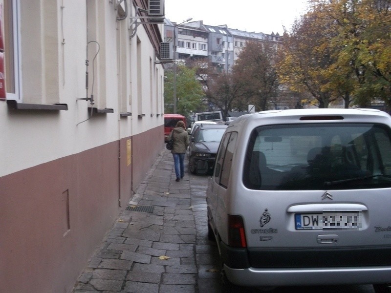 Wrocław: Parkujące auta blokują dojście do szkoły. Rodzice i dzieci nie mają jak przejść