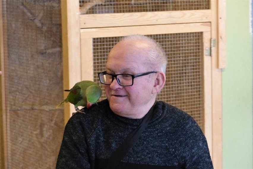 Chorzy i niepełnosprawni z Kielc odwiedzili papugarnię. Wyjście zorganizowało Stowarzyszenie "Z Nami Raźniej"