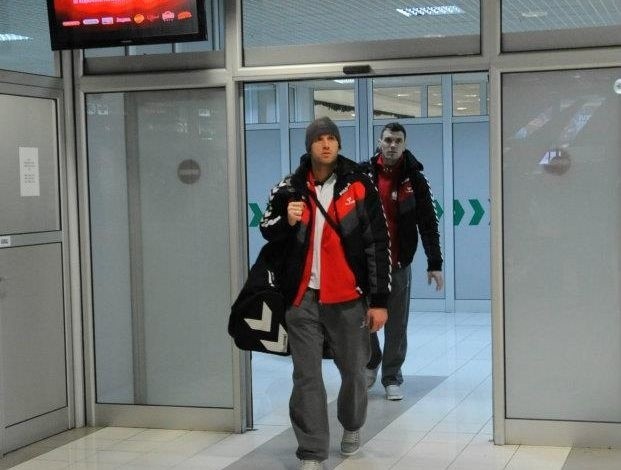 Grzegorz Tkaczyk i Michał Jurecki z Vive Targi Kielce na lotnisku w Belgradzie.