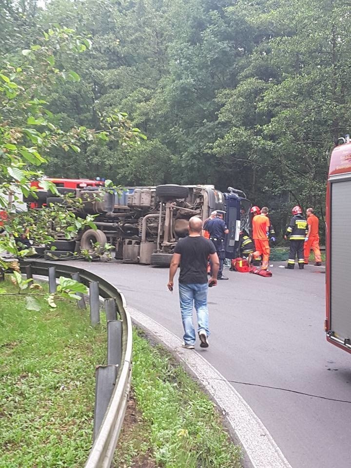 Wypadek na DK 86 w Tychach: Ciężarówka przewróciła się na bok