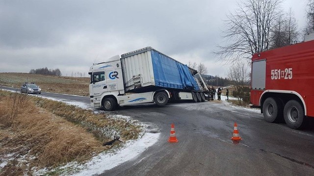Ciężarówka na skrzyżowaniu drogi powiatowej w Stryszowie wypadła z drogi