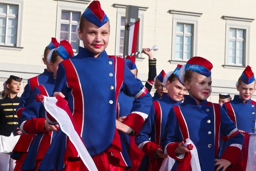 Radosna Parada Niepodległości przeszła przez Wrocław [ZDJĘCIA]