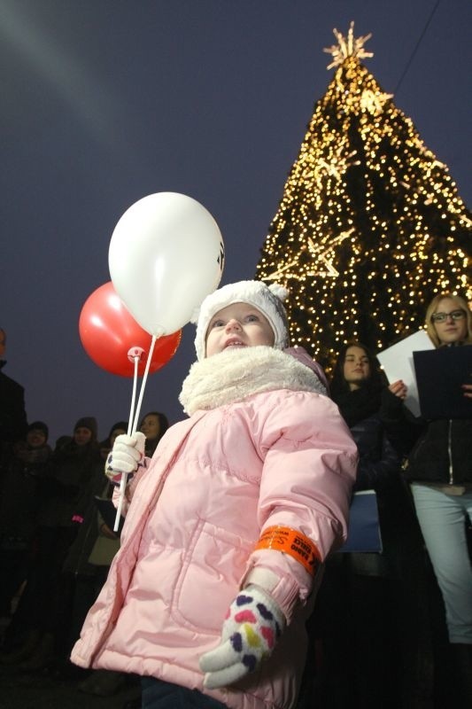 Ku radości wszystkich zebranych  prezydentowi w "rozpaleniu&#8221; świątecznego drzewka na kieleckim Rynku pomogła mała Zuzia.