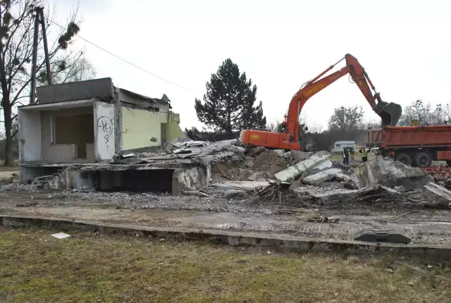 Relikt przeszłości zniknął z krajobrazu parku. Wczoraj zakończyło się wyburzanie budynku z bloków.Budynek, został wybudowany z okazji dożynek w 1972 roku. Znajdował się przy starych terenach wystawienniczych Leśnego Parku Kultury i Wypoczynku. - Był modelowym blokiem z wielkiej płyty przeznaczonym do zamieszkania przez jedną rodzinę - mówi Sandra Tyczyno, rzecznik LPKiW w Bydgoszczy. Po dożynkach służył m.in. jako zaplecze do obsługi targów i pomieszczenia socjalne dla osób, które odpracowywały w Myślęcinku nałożone przed sądy kary. We wtorek i w środę ekipy budowlane zadbały o to, aby po szpecącym budynku nie pozostał nawet ślad. Za pomocą maszyn robotnicy rozebrali obiekt. - Prace kosztowały około 40 tysięcy złotych - uzupełnia Tyczyno. - Fundusze pochodziły ze środków własnych spółki. źródło: TVN Meteo Active/x-news