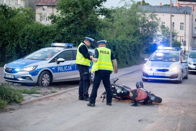 W czwartek 23 maja, około godziny 20. przy ulicy Płowieckiej w Słupsku doszło do wypadku z udziałem motocyklisty. Na miejscu zdarzenia pracowali policjanci ze słupskiej drogówki. Nie wiadomo niestety w jakim stanie jest poszkodowany. 