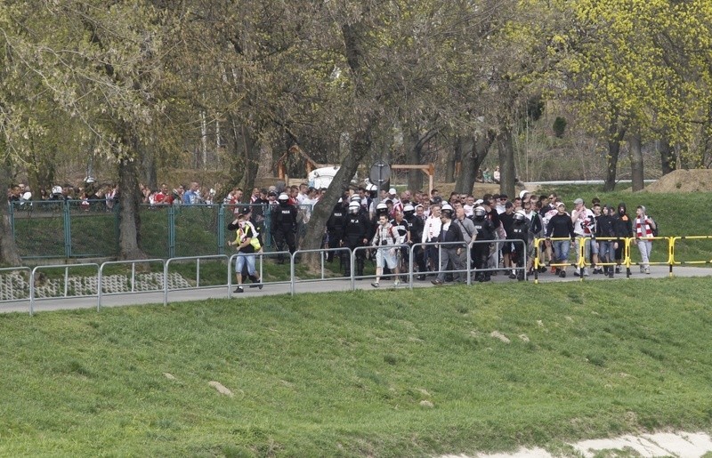 Kilkuset kibiców Resovii spotkało się dziś na rzeszowskim...