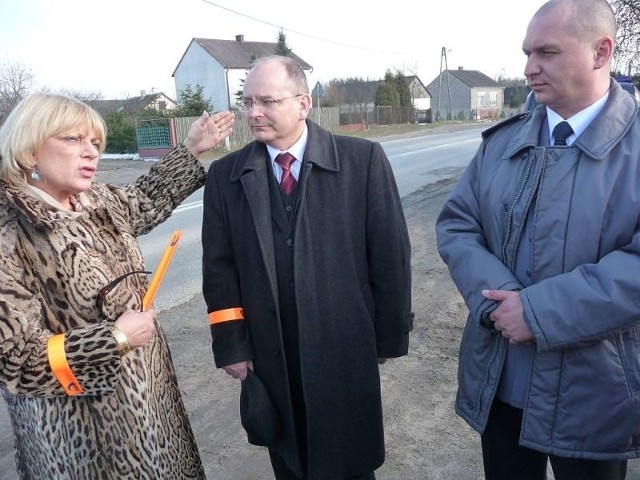 Na niebezpiecznym łuku w Wincentowie apelowała do mieszkańców  aby zgodzili się na przebudowę zakrętu. Na zdjęciu z burmistrzem Krzysztofem Obratańskim i Mariusze Świeca oficerem prasowym koneckiej policji.