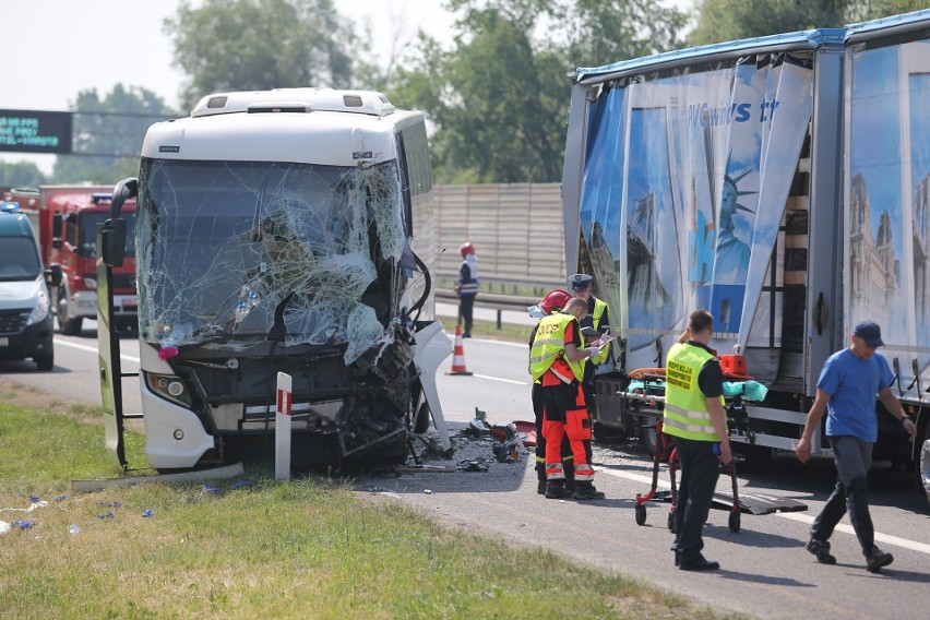 Autobus z dziećmi zderzył się z ciężarówką na autostradzie A4. Są ranni [FILM]