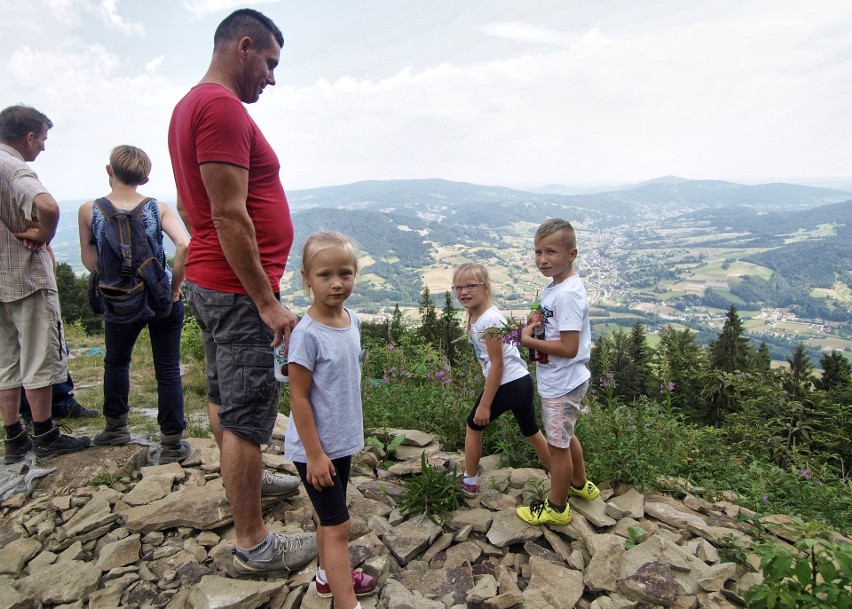 Odkryj Beskid Wyspowy. W niedzielny poranek wspięli się na Szczebel. Bardzo liczną grupę stanowili najmłodsi turyści [ZDJĘCIA]