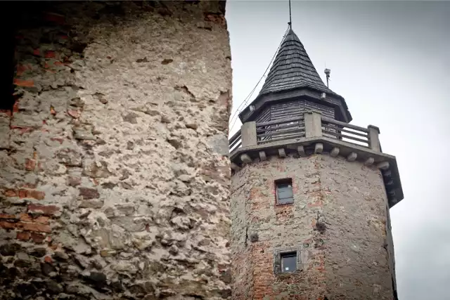 Zamek Grodno w Zagórzu Śląskim jest pierwszym na trasie Szlaku Zamków Piastowskich, który rozciąga się na długość 152 kilometrów i znajduje się na terenie województwa dolnośląskiego. Do zwiedzenia poza nim są także, m.in.: zamek Książ, zamek w Bolkowie i Bolczowie, zamek Wleń oraz zamek Grodziec. Zamki piastowskie znajdują się również na Górnym Śląsku.Z zamku Grodno, położonego w w Górach Czarnych roztacza się piękny widok na Jezioro Bystrzyckie.