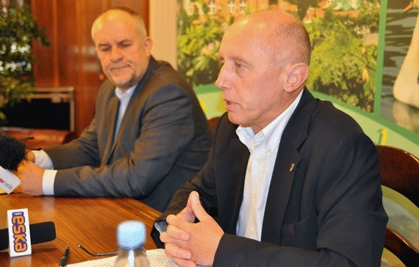 Burmistrz Jerzy Hardie-Douglas (z prawej) i poseł Wiesław Suchowiejko na konferencji prasowej. 