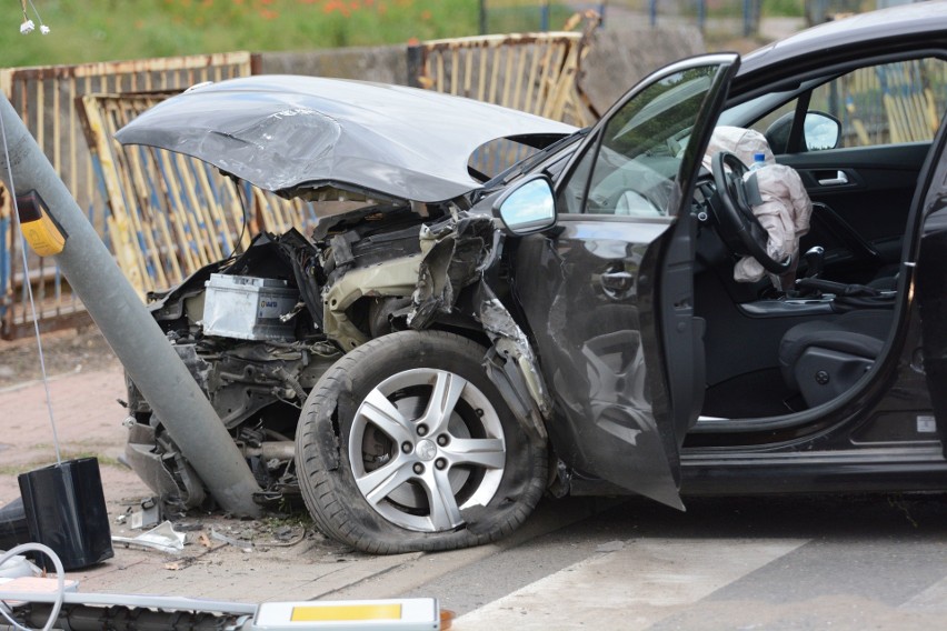 Wypadek dwóch samochodów na ul. Chełmińskiej w Grudziądzu. Jedna osoba trafiła do szpitala [zdjęcia]