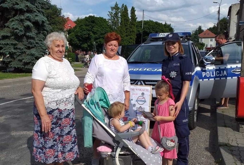 Policjantka z brodnickiej komendy uczestniczyła w festynie zorganizowanym dla mieszkańców Górzna