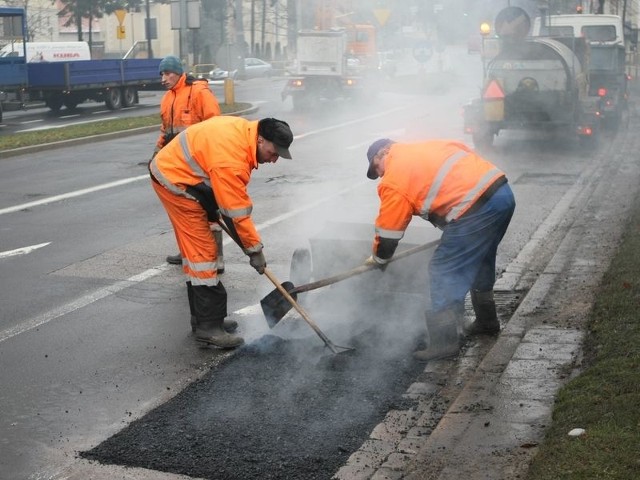 Drogowcy dwoją się i troją od kilku dni, ale na razie przegrywają z dziurami w Słupsku. 