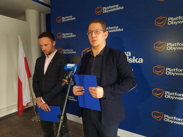 Michał Piasecki i Wiktor Pytlak z zarządu kieleckiej Platformy Obywatelskiej  zapowiedzieli, że partia jest przeciwko podwyżce diet radnych w Kielcach.