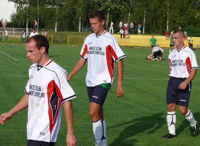 Piłkarze Pogoni od dawna mają spuszczone głowy. Nie tylko gra się im nie układa. Od lewej Piotr Matyja, Mariusz Koronkiewicz, Ernest Sadłocha.