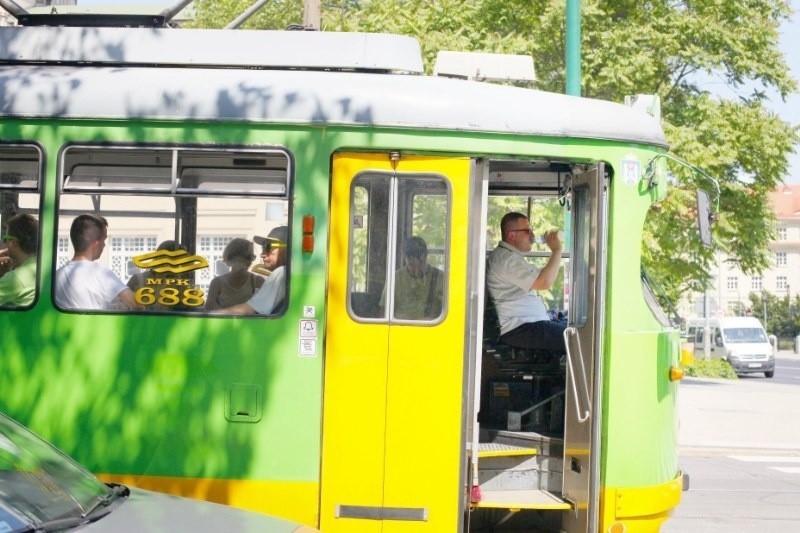 Ubranie klei się do ciała, pot spływa strużką po czole i...