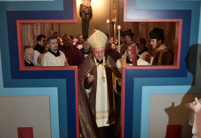 Bramę Miłosierdzia w archikatedrze otworzył 13 grudnia ubiegłego roku abp Stanisław Budzik. Wczoraj ją zdemontowano