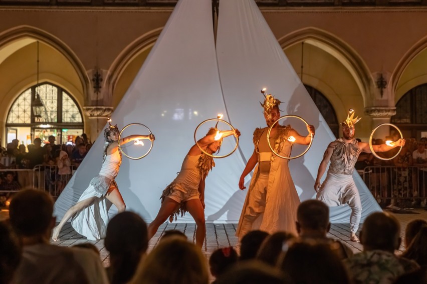 Magiczny spektakl ognia na Rynku Głównym! Węgierscy aktorzy oczarowali krakowian