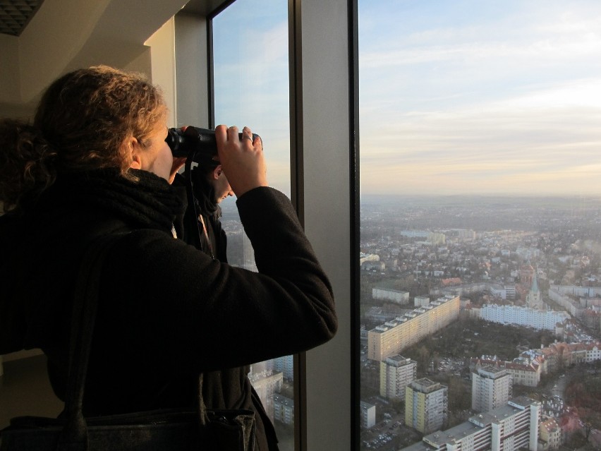 Punkt widokowy na Sky Tower otwarty. Straż: można wpuścić więcej ludzi [ZDJĘCIA]