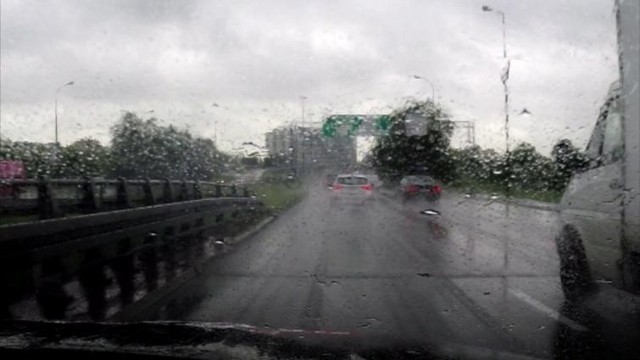 Sztuka jazdy w deszczu po mieście. Każdy podejmuje decyzje wolniej (WIDEO)