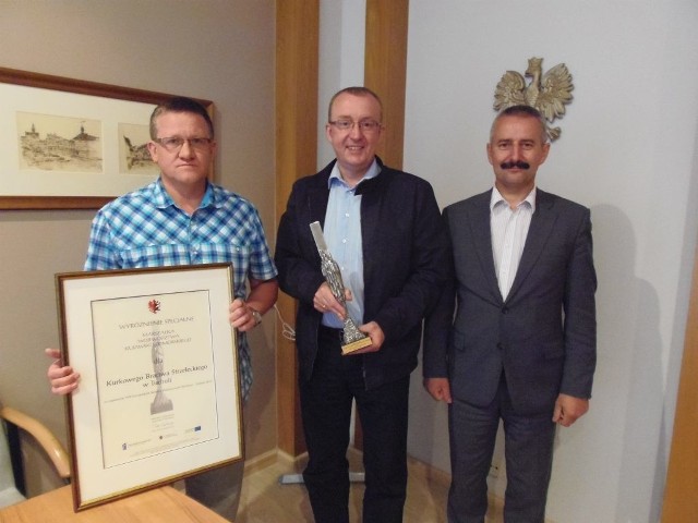 Bracia kurkowi Mariusz  Słomiński (od lewej)  i Andrzej Weg-ner odebrali gratulacje od burmistrza.