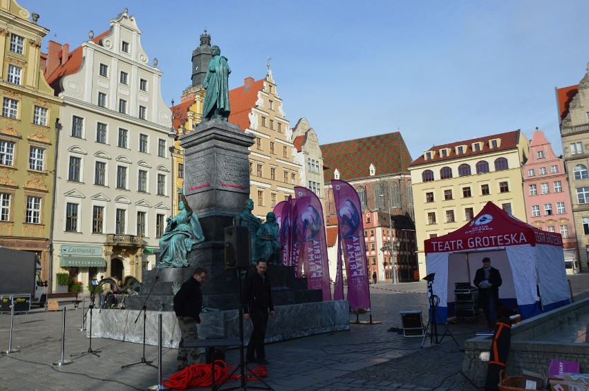 Wrocław: Na Rynku stanął pomnik Adama Mickiewicza