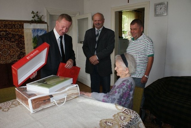 Życzenia z okazji 103 urodzin pani Apoloni złożyli Wiesław Gałka &#8211; wójt Gminy Nowa Słupia oraz Ryszard Karpiński radny gminy.