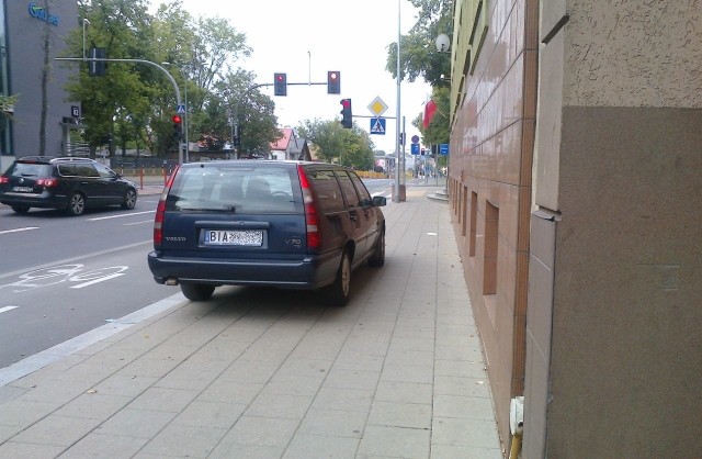 Parkowanie na chama przy Sienkiewicza w Białymstoku