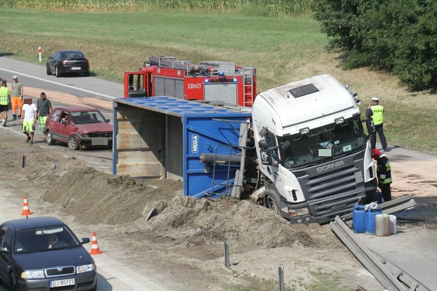 Wypadek na A4: Ciężarówka przebiła barierki i leży w poprzek drogi. Kruszywo i olej napędowy na jezdni [ZDJĘCIA]