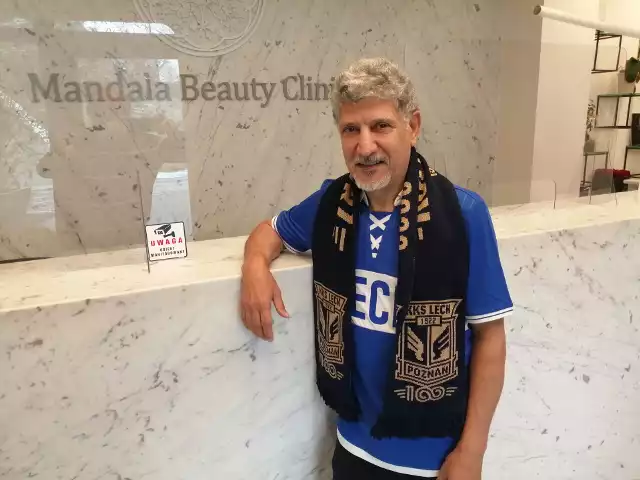 Samir Ibrahim przed recepcją Mandala Beauty Clinic na poznańskich Ogrodach