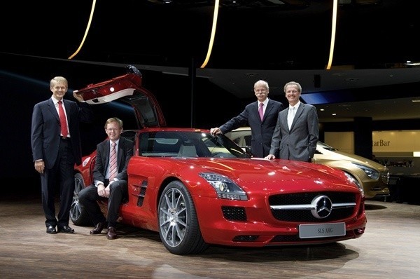Mercedesem AMG SLS chwaliła sie cała "wierchuszka" firmy