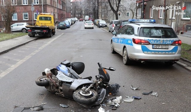 Bytomscy policjanci wyjaśniają okoliczności zderzenia auta z motorowerem. Zobacz kolejne zdjęcia. Przesuwaj zdjęcia w prawo - naciśnij strzałkę lub przycisk NASTĘPNE