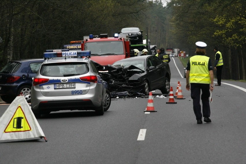 Trzy osoby ranne pod Chróstnikiem. Droga krajowa Legnica - Lubin była zablokowana (ZDJĘCIA)