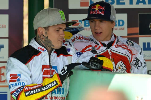 Tai Woffinden (z lewej) odniósł tylko dwa zwycięstwa w 11 biegach Enea Ekstraligi. Maciej Janowski - cztery.