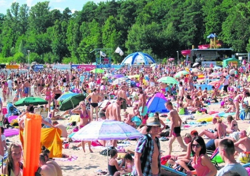 Plaża główna w Przyjezierzu w upalne dni jest oblegana przez...