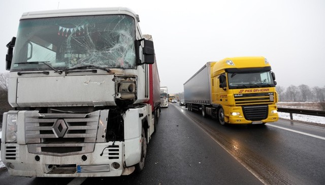 (pij)Do zderzenia doszło w środę, 20 stycznia na trasie S3, tuż przed mostem nad Odrą. Kierowca ciężarówki, który spowodował kolizję, nie zauważył zwalniającego przed nim pojazdu i uderzył w tył jego naczepy. To było klasyczne najechanie na tył ciężarówki, jednak kabina auta sprawcy była mocno rozbita.Po zderzeniu na S3 utworzyły się duże korki. Zielonogórska policja na jakiś czas wprowadziła ruch wahadłowy. Rozbita ciężarówka musiała zostać odholowana przez pomoc drogową.