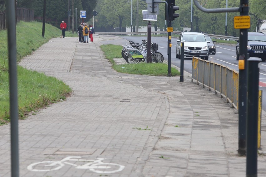 Drogi rowerowe kończące się w chaszczach, przejazdy...