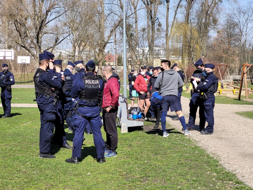 Białystok. Policja znów przerwała trening, tym razem w parku przy Kręgu. Posypały się kolejne wnioski do sądów i mandaty [ZDJĘCIA]