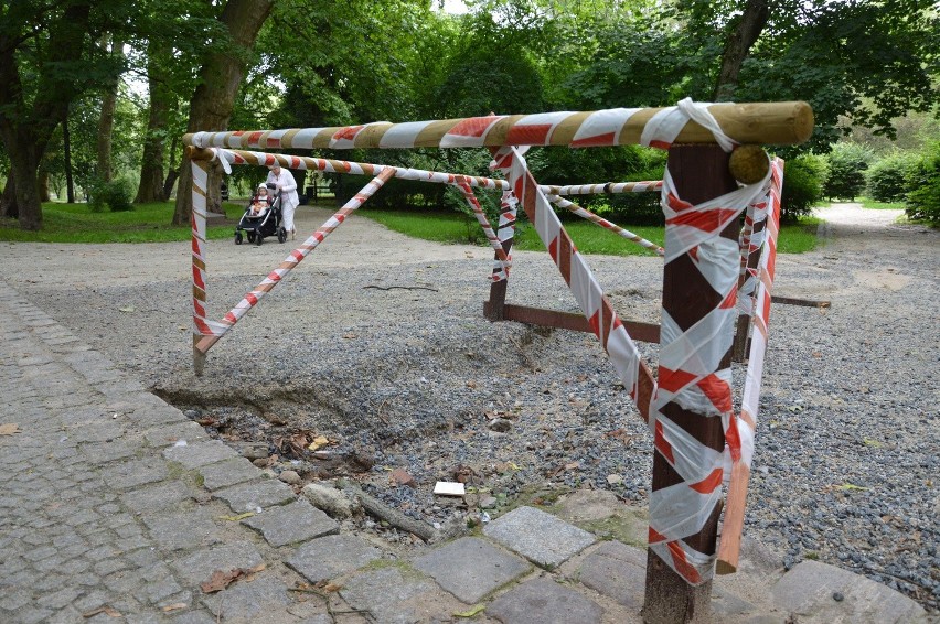 Park Książąt Pomorskich w Koszalinie do remontu. Zniszczenia urzędnicy tłumaczą... opadami deszczu [zdjęcia] 