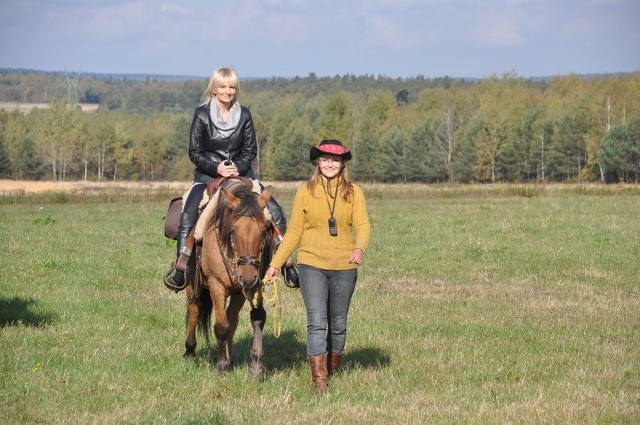 Burmistrz Stąporkowa Dorota Łukomska zaliczyła konną przejażdżkę podczas Hubertusa w Odrowążu, w asyście Marii Świtoń. Fot. Piotr Stańczak