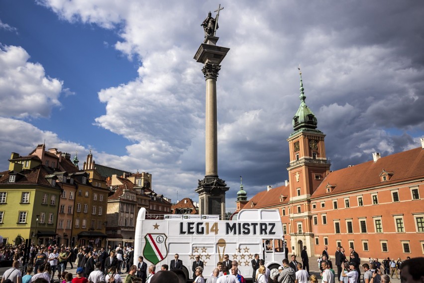 Mistrzowska feta Legii Warszawa na placu Zamkowym [ZDJĘCIA] Piłkarze w końcu odebrali medale. Świętowali z tysiącami kibiców [WIDEO]