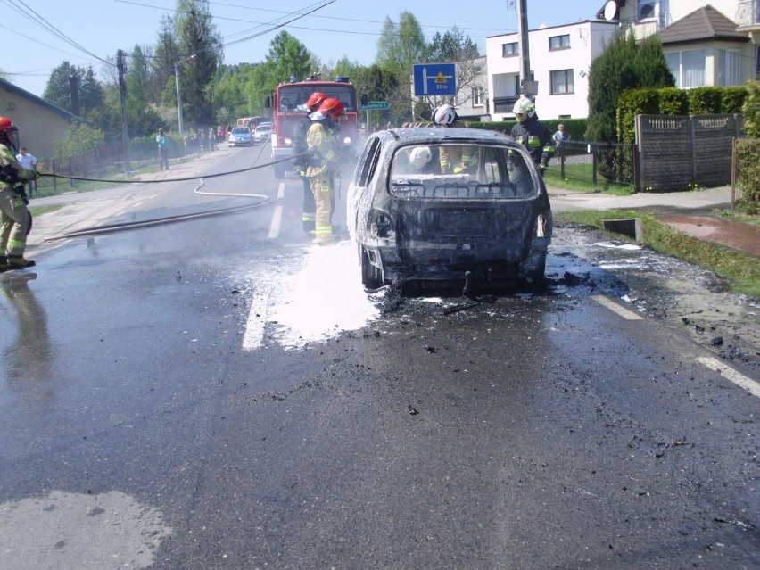 Lekomin, gmina Zagnańsk. Pożar samochodu osobowego. Strażacy w akcji