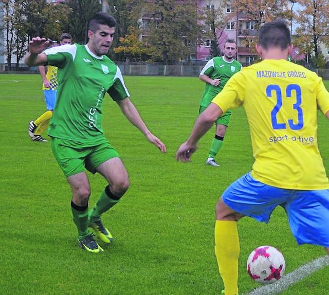 Bartosz Kozicki (z lewej) zawodnik Prochu Pionki w meczu z Mazowszem Grójec